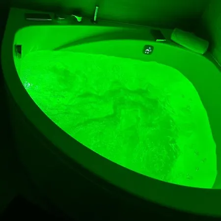 Luxury With Jacuzzi Apartment *
